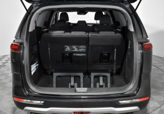 Подержанный автомобиль Kia Carnival 2021 года (17 фото)