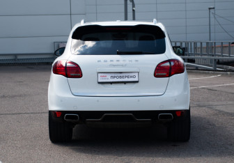 Подержанный автомобиль Porsche Cayenne 2012 года (6 фото)