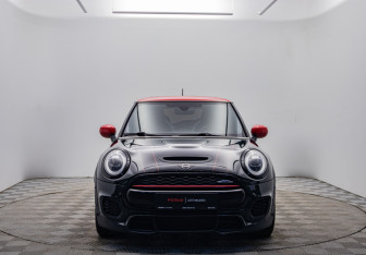 Подержанный автомобиль MINI Hatch 2020 года (2 фото)