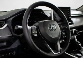 Подержанный автомобиль Toyota RAV4 2020 года (13 фото)