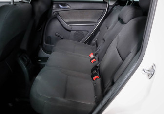 Подержанный автомобиль Skoda Yeti 2012 года (10 фото)