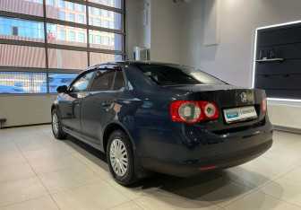 Подержанный автомобиль Volkswagen Jetta Sedan 2007 года (7 фото)