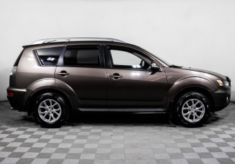 Подержанный автомобиль Mitsubishi Outlander 2010 года (4 фото)