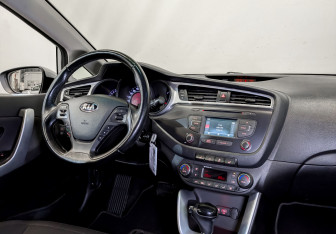 Подержанный автомобиль Kia Ceed Hatchback 2017 года (23 фото)