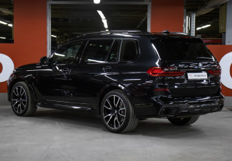 Подержанный автомобиль BMW X7 2021 года (7 фото)