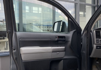Подержанный автомобиль Toyota Tundra 2010 года (17 фото)