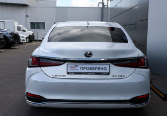 Подержанный автомобиль Lexus ES 2021 года (6 фото)