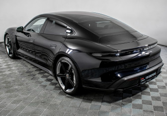 Подержанный автомобиль Porsche Taycan 2020 года (7 фото)