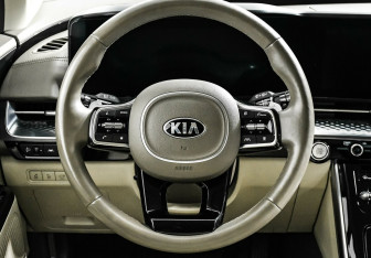 Подержанный автомобиль Kia Carnival 2021 года (10 фото)