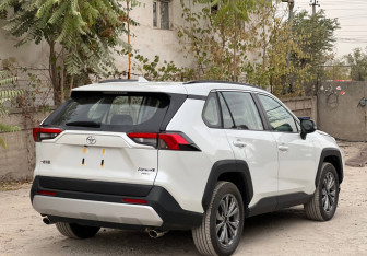 Новый Toyota RAV4 2025 (2 фото)