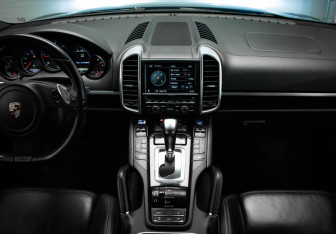 Подержанный автомобиль Porsche Cayenne 2011 года (19 фото)
