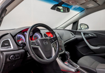 Подержанный автомобиль Opel Astra Hatchback 2012 года (16 фото)