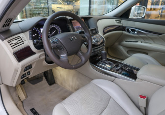 Подержанный автомобиль Infiniti M Sedan 2010 года (15 фото)