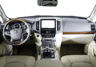 Подержанный автомобиль Toyota Land Cruiser Suv 2016 года (13 фото)