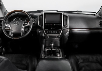 Подержанный автомобиль Toyota Land Cruiser Suv 2015 года (12 фото)