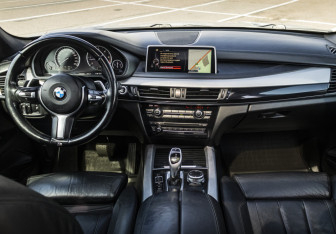 Подержанный автомобиль BMW X5 2015 года (12 фото)