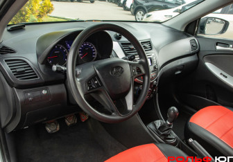 Подержанный автомобиль Hyundai Solaris Hatchback 2013 года (14 фото)