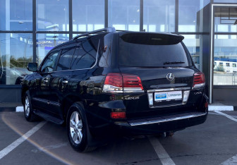 Подержанный автомобиль Lexus LX 2014 года (8 фото)