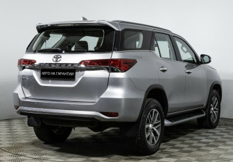 Подержанный автомобиль Toyota Fortuner 2017 года (3 фото)