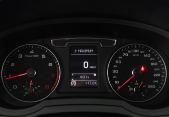 Подержанный автомобиль Audi Q3 2017 года (11 фото)