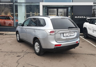 Подержанный автомобиль Mitsubishi Outlander 2012 года (7 фото)