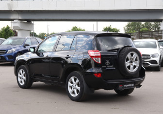 Подержанный автомобиль Toyota RAV4 2010 года (7 фото)