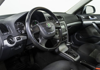 Подержанный автомобиль Skoda Octavia Liftback 2012 года (11 фото)