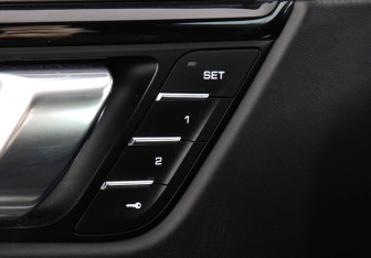 Подержанный автомобиль Porsche Macan 2017 года (15 фото)