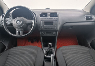 Подержанный автомобиль Volkswagen Polo Sedan 2013 года (12 фото)