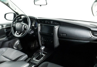 Подержанный автомобиль Toyota Fortuner 2020 года (5 фото)