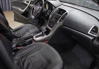 Подержанный автомобиль Opel Astra Hatchback 2011 года (9 фото)
