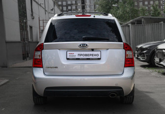 Подержанный автомобиль Kia Carens 2007 года (5 фото)