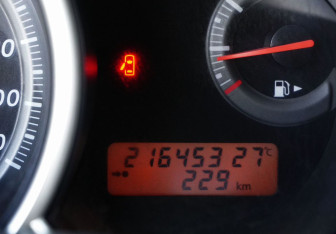 Подержанный автомобиль Nissan Tiida Hatchback 2010 года (15 фото)
