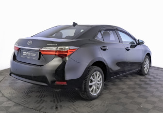 Подержанный автомобиль Toyota Corolla Sedan 2018 года (5 фото)
