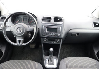 Подержанный автомобиль Volkswagen Polo Sedan 2013 года (13 фото)