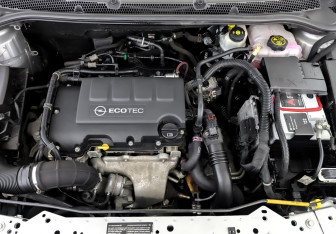 Подержанный автомобиль Opel Astra Sedan 2014 года (9 фото)