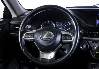 Подержанный автомобиль Lexus ES 2015 года (13 фото)
