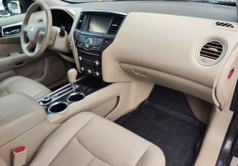 Подержанный автомобиль Nissan Pathfinder 2015 года (11 фото)