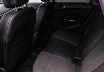 Подержанный автомобиль Opel Astra Hatchback 2011 года (11 фото)