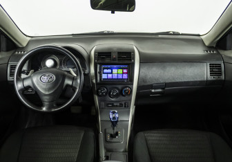 Подержанный автомобиль Toyota Corolla Sedan 2008 года (11 фото)