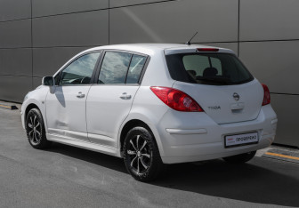 Подержанный автомобиль Nissan Tiida Hatchback 2012 года (6 фото)