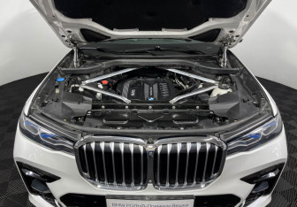 Подержанный автомобиль BMW X7 2021 года (10 фото)
