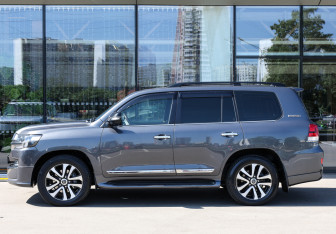 Подержанный автомобиль Toyota Land Cruiser Suv 2019 года (8 фото)
