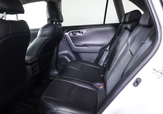 Подержанный автомобиль Toyota RAV4 2021 года (11 фото)