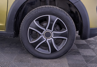 Подержанный автомобиль Renault Sandero 2017 года (12 фото)