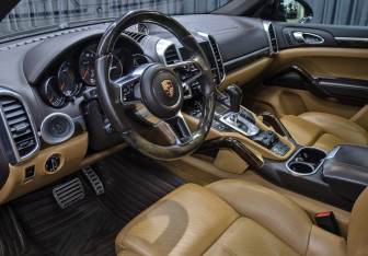 Подержанный автомобиль Porsche Cayenne 2014 года (15 фото)