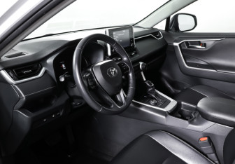 Подержанный автомобиль Toyota RAV4 2020 года (15 фото)