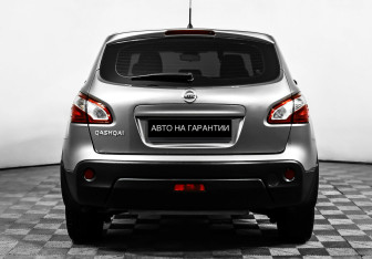 Подержанный автомобиль Nissan Qashqai 2012 года (6 фото)