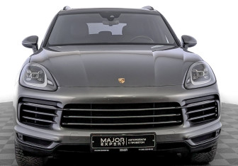 Подержанный автомобиль Porsche Cayenne 2019 года (2 фото)