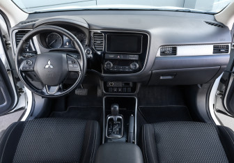 Подержанный автомобиль Mitsubishi Outlander 2018 года (13 фото)